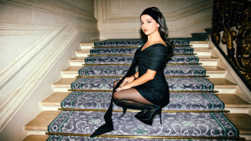 Картинка девушки isabela+merced брюнетка лента платье каблуки ступени лестница ковер