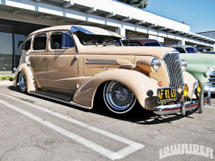 Картинка автомобили выставки уличные фото