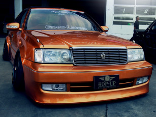 Картинка автомобили выставки уличные фото