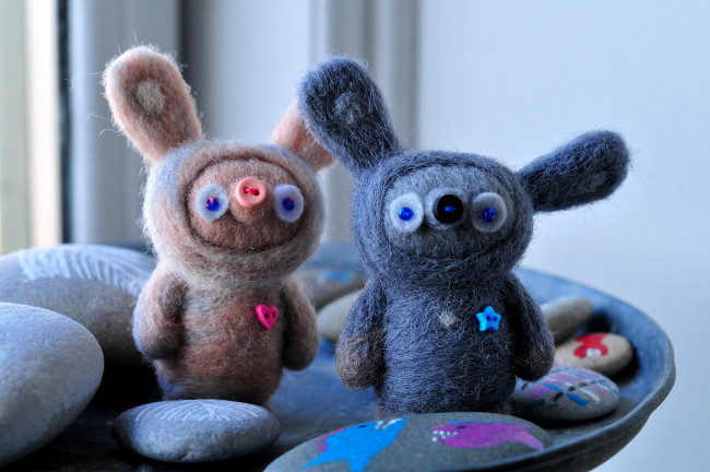 Обои картинки фото разное, игрушки, войлок, камешки