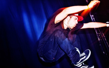 Картинка borgore музыка кепка джинсы прыжок