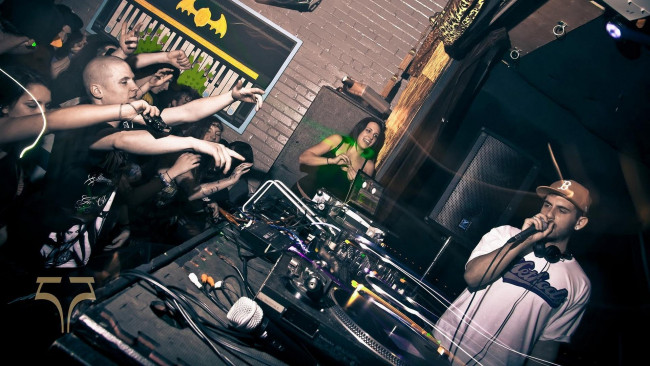 Обои картинки фото borgore, музыка, концерт, зрители, пульт, микрофон