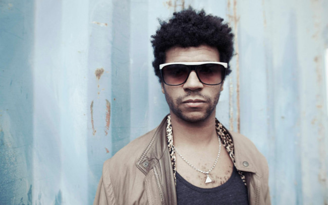 Обои картинки фото dj, jamie, jones, музыка, другое, очки, стена, куртка