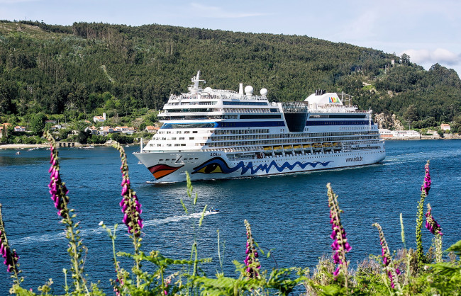 Обои картинки фото корабли, лайнеры, лайнер, пролив