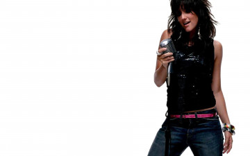 Картинка девушки ashlee+simpson браслеты джинсы микрофон топ брюнетка