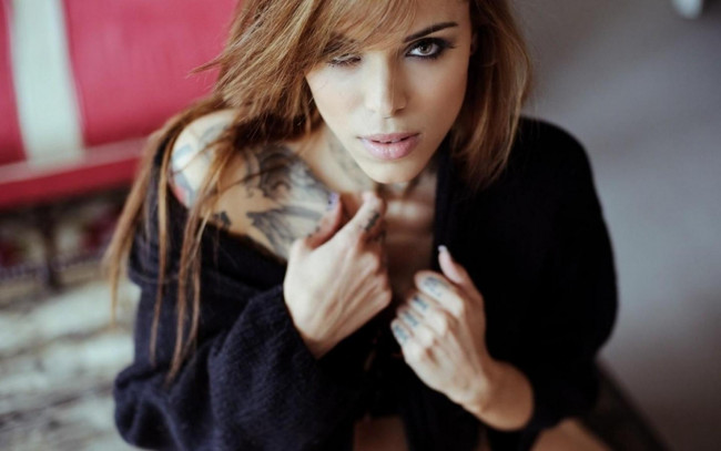 Обои картинки фото девушки, arabella drummond, свитер, тату, рыжая