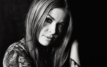 Картинка девушки carmen+electra черно-белая лицо рубашка