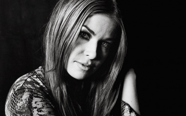 Обои картинки фото девушки, carmen electra, черно-белая, лицо, рубашка