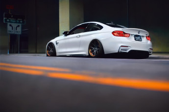 Картинка автомобили bmw white f82 m4 versus dtla