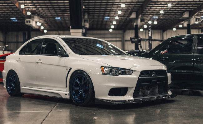 Обои картинки фото автомобили, выставки и уличные фото, mitsubishi, lancer, white, stance, x, blue, wheels, stancenation, rims