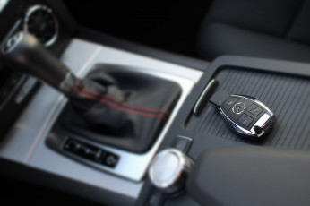 Картинка автомобили интерьеры салон брелок