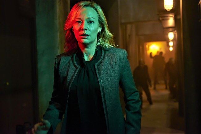 Обои картинки фото кино фильмы, the strain, женщина, монстры, коридор