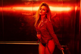 Картинка девушки hannah+jaded куртка поза