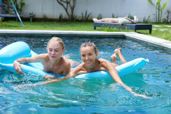 Картинка девушки katya+clover+ катя+скаредина бассейн улыбка