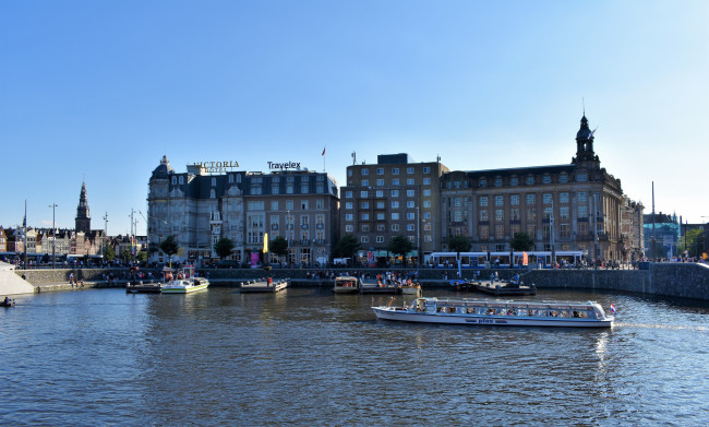 Обои картинки фото города, амстердам , нидерланды, набережная, здания, прогулочные, суда, туристы