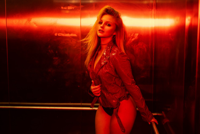 Обои картинки фото девушки, hannah jaded, куртка, поза