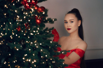 Картинка красивая+девушка девушки -+лица +портреты девушка женщина брюнетка темноволосая сексуальная модель звезда позирует разная обувь верхняя стильная одежда нижнее эротическое бельё трусы лифчик колготки чулки аксессуары макияж и множество элементов на фотографии