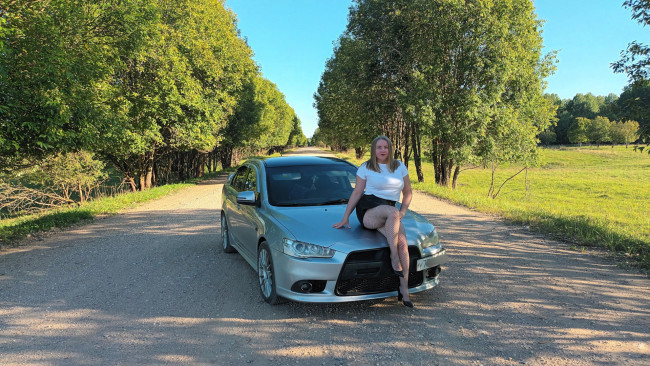 Обои картинки фото автомобили, -авто с девушками, mitsubishi, lancer