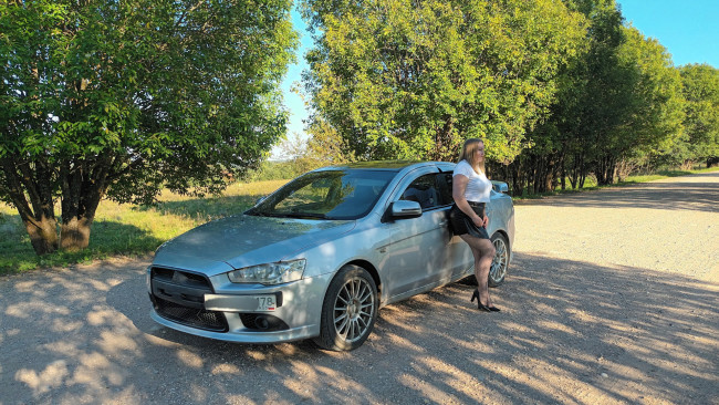 Обои картинки фото автомобили, -авто с девушками, mitsubishi, lancer