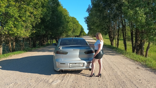 Обои картинки фото автомобили, -авто с девушками, mitsubishi, lancer