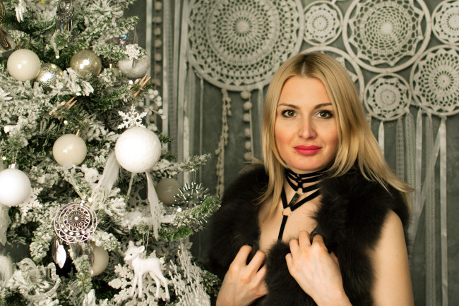 Обои картинки фото красивая девушка, девушки, - лица,  портреты, девушка, женщина, блондинка, светловолосая, сексуальная, модель, звезда, позирует, разная, обувь, верхняя, стильная, одежда, нижнее, эротическое, бельё, трусы, лифчик, колготки, чулки, аксессуары, макияж, и, множество, элементов, на, фотографии