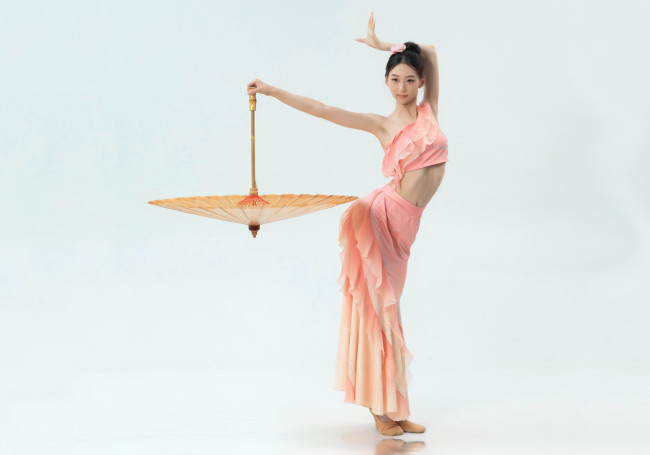 Обои картинки фото красивая девушка, девушки, - азиатки, девушка, женщина, брюнетка, темноволосая, сексуальная, модель, звезда, позирует, разная, обувь, верхняя, стильная, одежда, нижнее, эротическое, бельё, трусы, лифчик, колготки, чулки, аксессуары, макияж, и, множество, элементов, на, фотографии