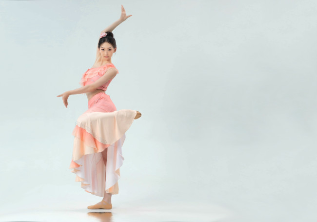 Обои картинки фото красивая девушка, девушки, - азиатки, девушка, женщина, брюнетка, темноволосая, сексуальная, модель, звезда, позирует, разная, обувь, верхняя, стильная, одежда, нижнее, эротическое, бельё, трусы, лифчик, колготки, чулки, аксессуары, макияж, и, множество, элементов, на, фотографии