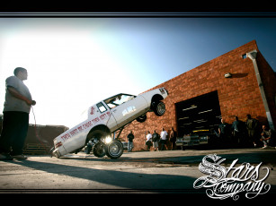 Картинка автомобили выставки уличные фото