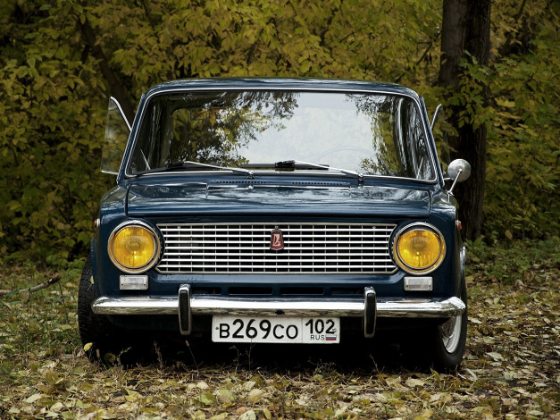 Обои картинки фото автомобили, ваз, осень, рэтро, копейка, 2101