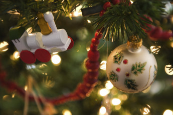 Картинка праздничные украшения паровоз шарик игрушки ёлка