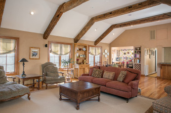 Картинка интерьер гостиная диван стол