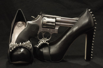 Картинка оружие револьверы туфли барабан