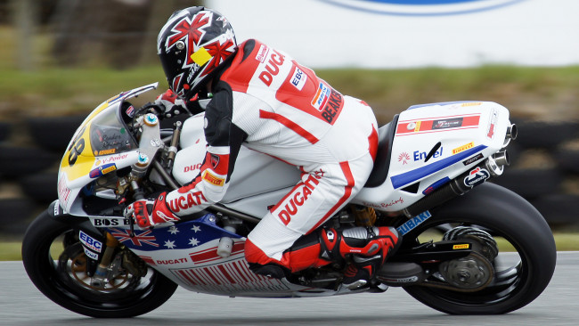 Обои картинки фото 2000 ducati 748r , kevin beaumont, спорт, мотоспорт, вираж, шлем, гонщик, байк, экипировка