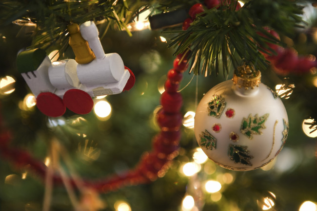 Обои картинки фото праздничные, украшения, паровоз, шарик, игрушки, ёлка