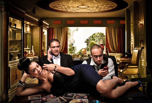 Обои картинки фото разное, люди, поза, девушка, телефоны, мужчины, комната