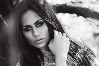 Картинка девушки -unsort+ Черно-белые+обои пирсинг брюнетка девушка взгляд
