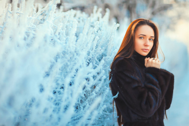 Обои картинки фото девушки, -unsort , брюнетки,  шатенки, взгляд, шатенка, шубка, зима, девушка