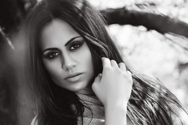 Обои картинки фото девушки, -unsort , Черно-белые обои, пирсинг, брюнетка, девушка, взгляд