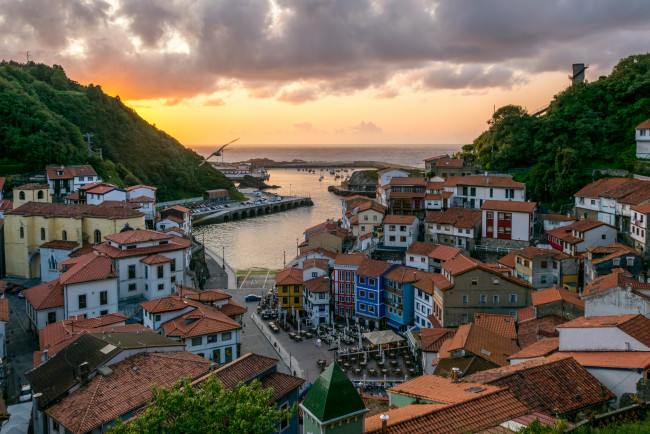 Обои картинки фото atardecer en cudillero, города, - панорамы, бухта, городок
