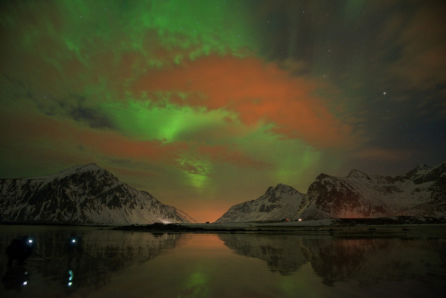 Обои картинки фото природа, северное сияние, горы, облака, озеро