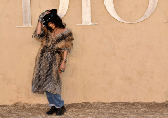 Картинка музыка rihanna шуба певица рианна улыбка шляпа браслеты джинсы