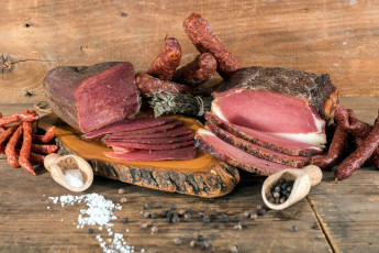 Картинка еда колбасные+изделия ветчина соль колбаса копчености перец