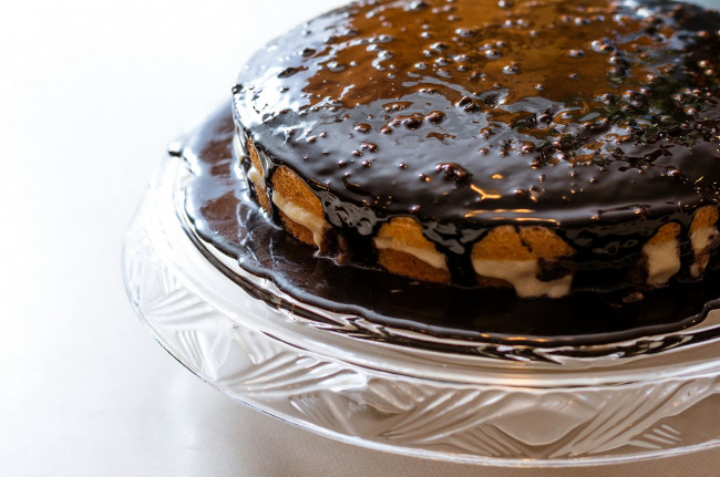 Обои картинки фото еда, торты, шоколадная, торт, глазурь