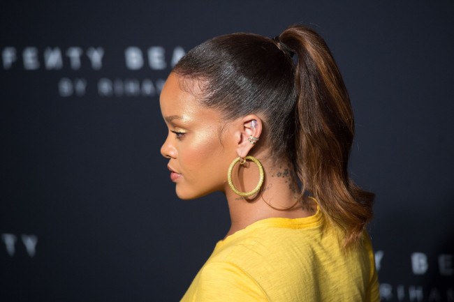 Обои картинки фото музыка, rihanna, тату, серьги, лицо, певица, рианна