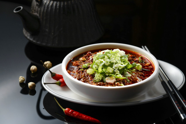 Обои картинки фото еда, вторые блюда, рагу, острый, зелень, чили, перец