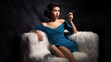 Картинка девушки -+брюнетки +шатенки кресло мех брюнетка стильное платье сигарета поза