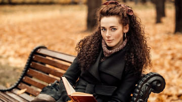 Картинка девушки -+брюнетки +шатенки парк осень скамейка шатенка локоны книга елена северьянова