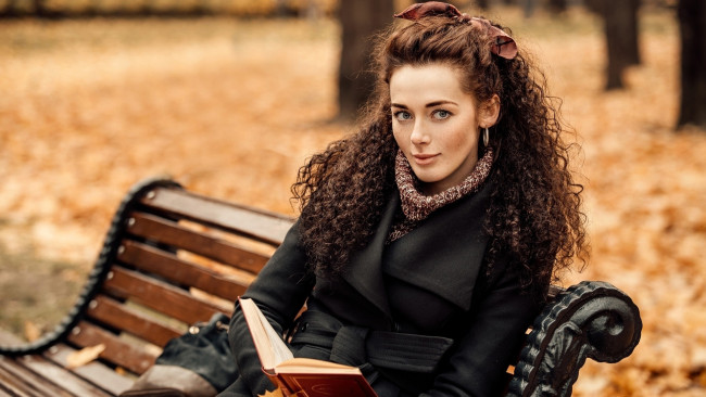 Обои картинки фото девушки, - брюнетки,  шатенки, парк, осень, скамейка, шатенка, локоны, книга, елена, северьянова