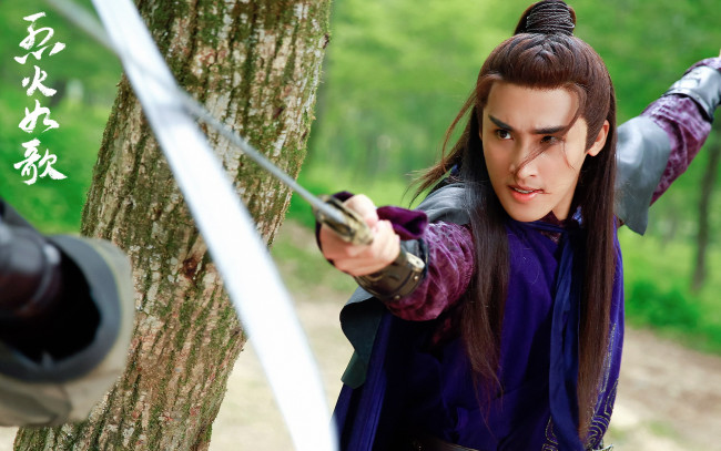 Обои картинки фото кино фильмы, the flame`s daughter, парень, мечи, бой, дерево