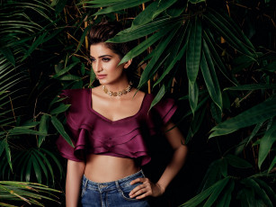 Картинка девушки -+брюнетки +шатенки брюнетка кусты украшение топ джинсы поза